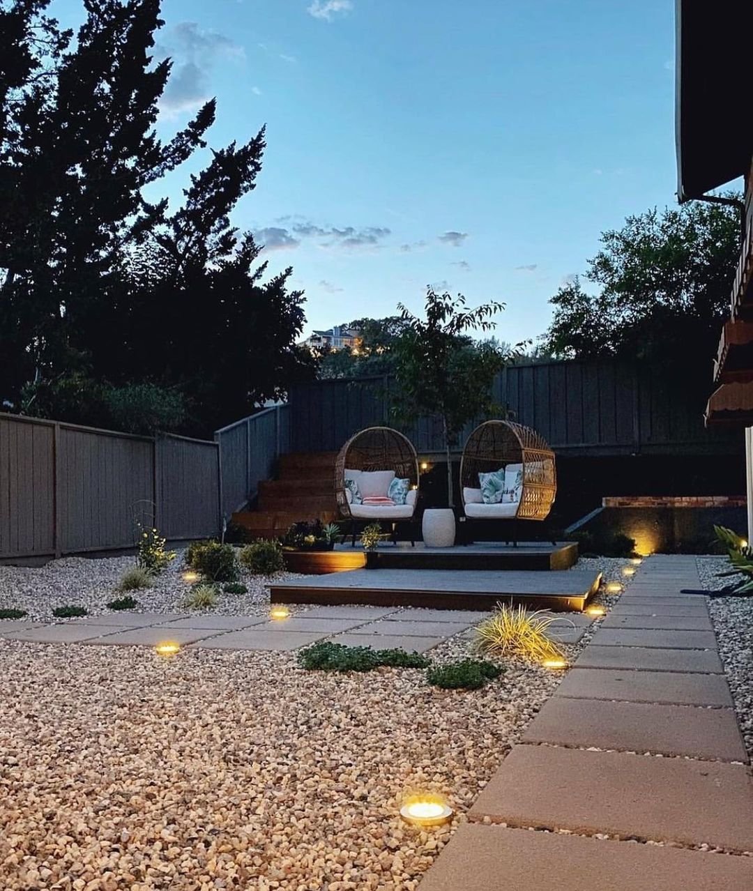 Recessed in-ground well lights in a Bay Area backyard designed by Yardzen.